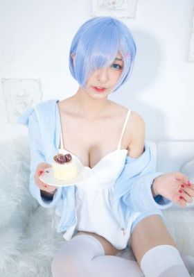 三个男人换着躁我一个视频
